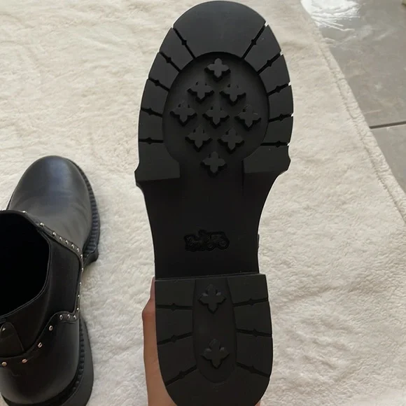 Shoes - Picture 4 of 5